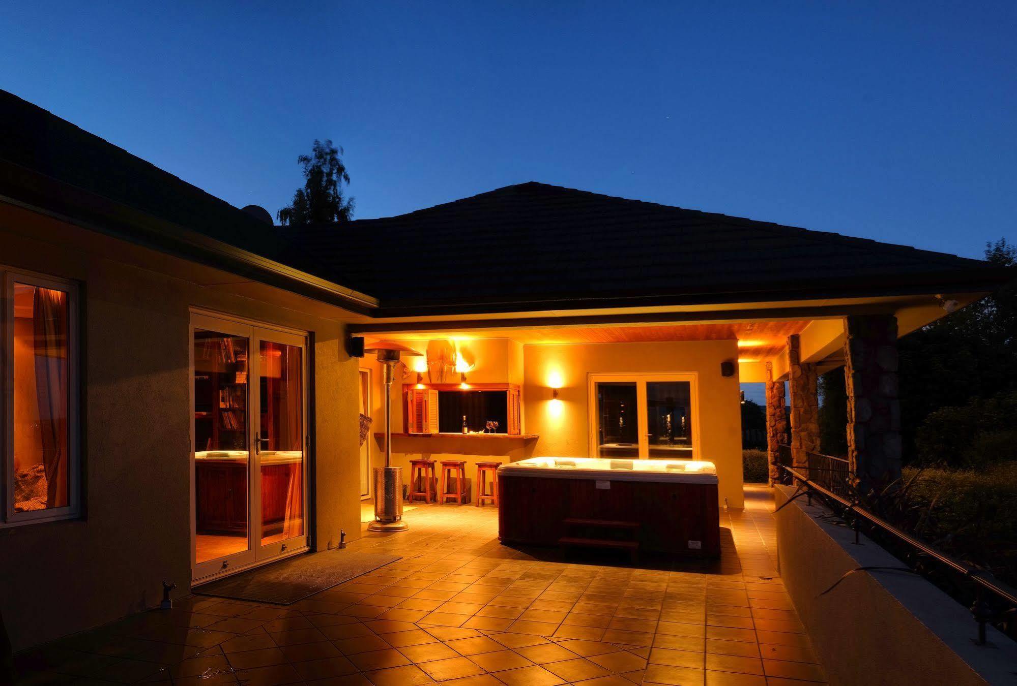 Tauhara Sunrise Lodge Lago Lago Taupo Exterior foto
